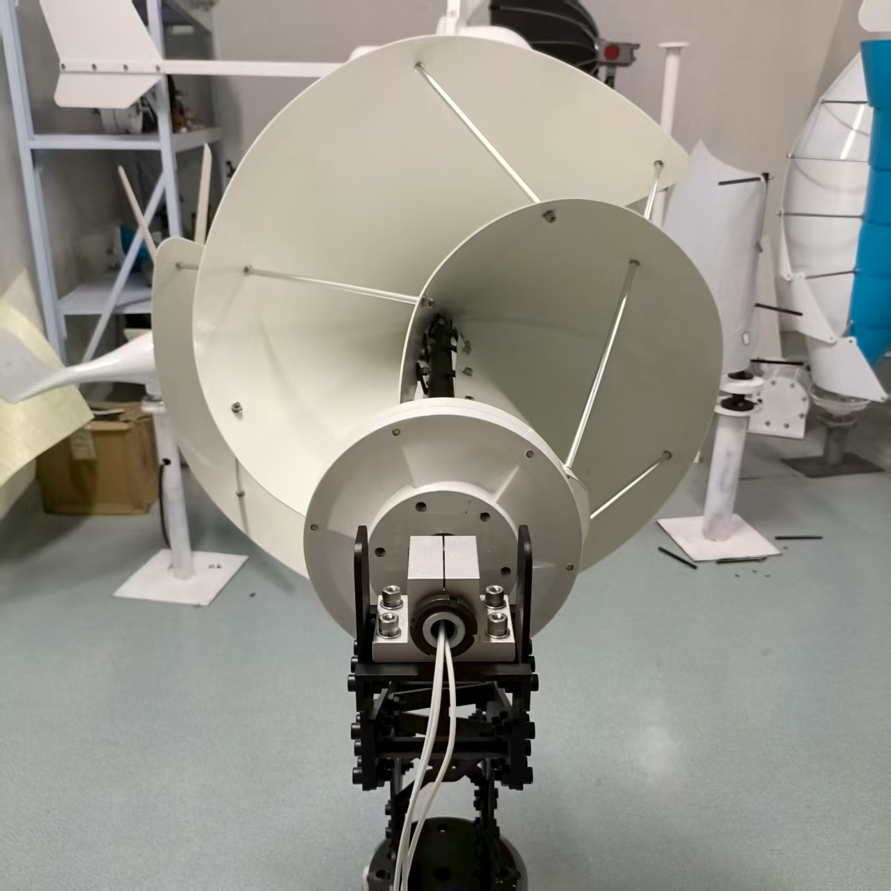 กังหันลมแม่เหล็กไฟฟ้าแบบแกนตั้ - Wind Turbine 1000W 24V บทวิจารณ์และราคา